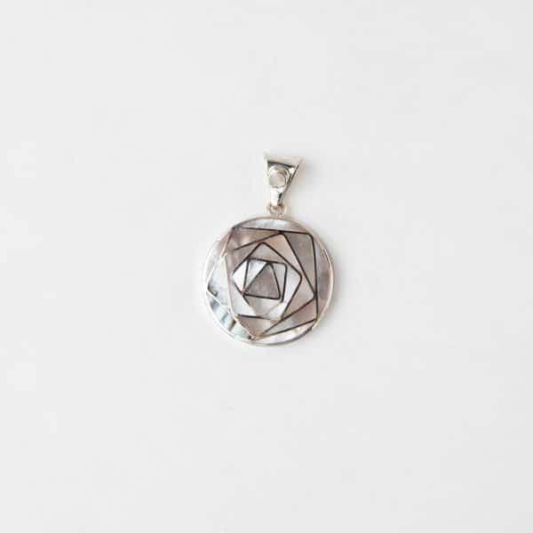 Dije Pétalos de Rosa con Nácar