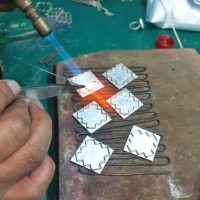 Eneka joyas trabajando fuego